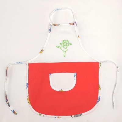 Avental infantil branco com bolso vermelho e bordas estampadas