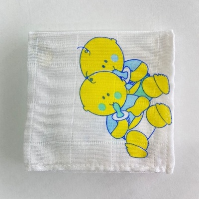 Pano branco com desenho de dois bebés amarelos com detalhes azuis