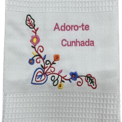 Pano de cozinha branco com bordado floral e texto 'Adoro-te Cunhada'