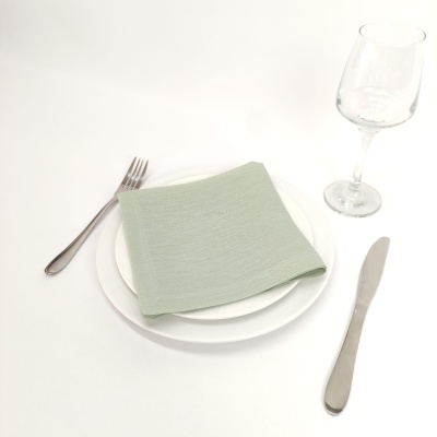 Conjunto de mesa com pratos, guardanapo, talheres e copo de vinho