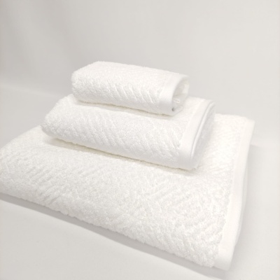 Conjunto de toalhas brancas empilhadas