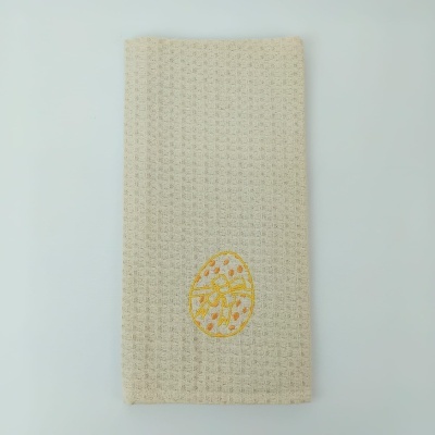Toalha de cozinha bege com bordado de ovo amarelo e laranja