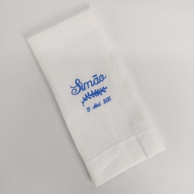 Toalha branca com bordado azul Simão 19 Abril 2023