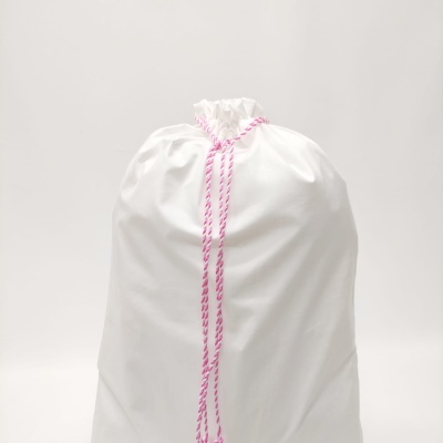 Saco branco grande com cordão rosa e branco