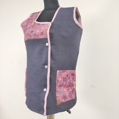 Colete feminino cinza escuro com detalhes rosa floral e botões brancos
