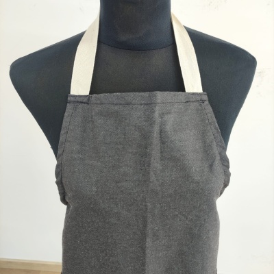 Avental cinzento com tiras brancas em manequim preto