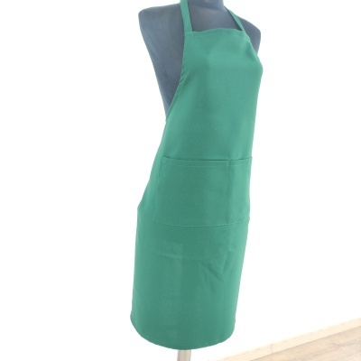 Avental verde em manequim cinza com bolsos frontais