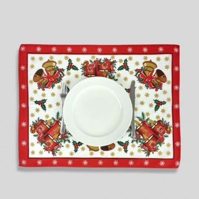 Individual de mesa com padrão natalício em vermelho, branco e dourado, com prato e talheres