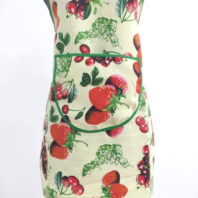 Avental bege com estampa de morangos e cerejas e bolso frontal verde.