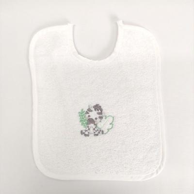 Babete branco com bordado de girafa cinzenta e verde