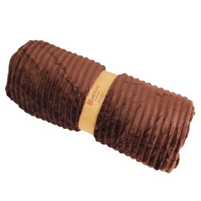 Cobertor castanho enrolado com faixa amarela e texto