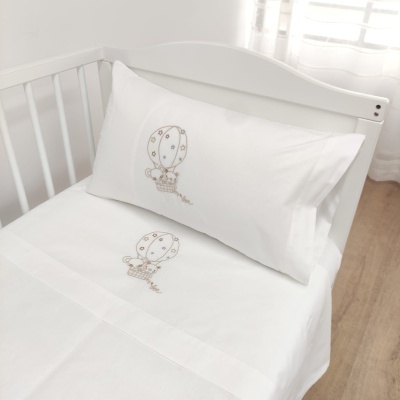 Conjunto de cama branco com bordado de balão para berço