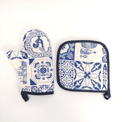 Conjunto de cozinha azul e branco com padrão de azulejos e motivos decorativos