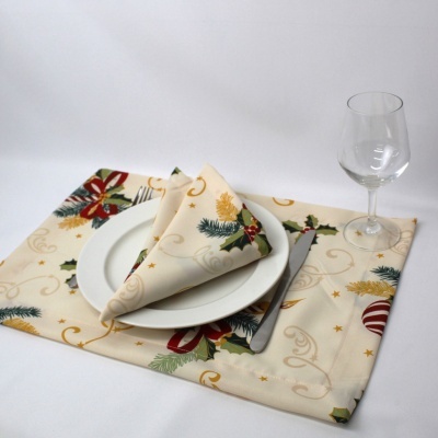 Conjunto de roupa de mesa com padrão natalício, prato branco, faca de metal e copo de vidro