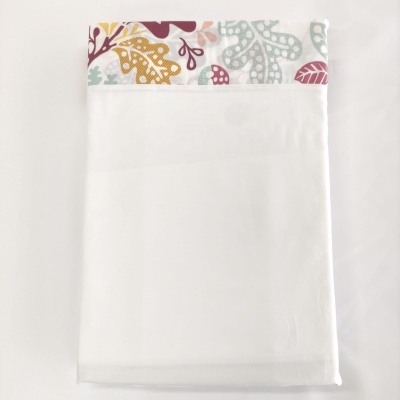 Lençol branco com bainha estampada colorida de folhas