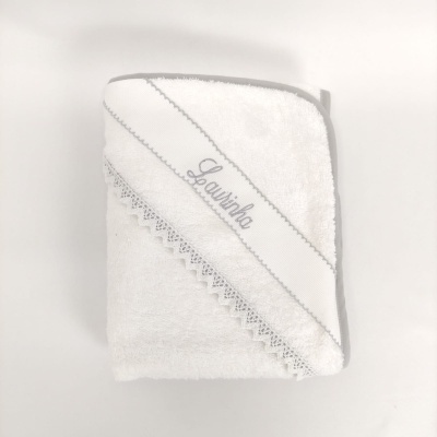 Toalha branca de bebé com capuz, bordado 'Gavinha' e renda cinzenta