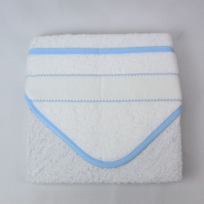 Toalha branca com detalhes azuis e capuz dobrado