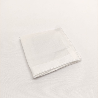 Guardanapo branco de tecido dobrado