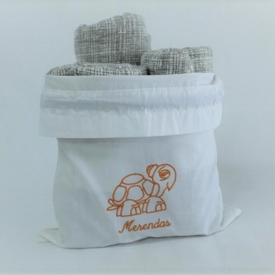 Saco branco de tecido bordado com tartaruga e toalhas cinzentas xadrez