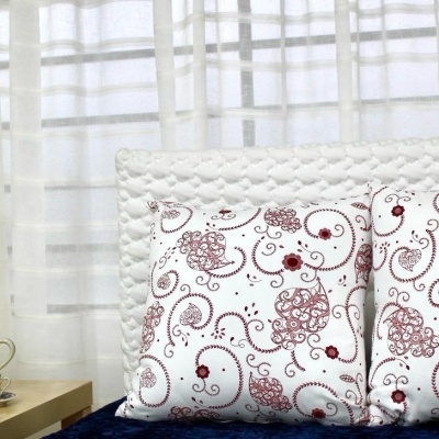 Almofadas decorativas com padrão floral vermelho e castanho em fundo branco