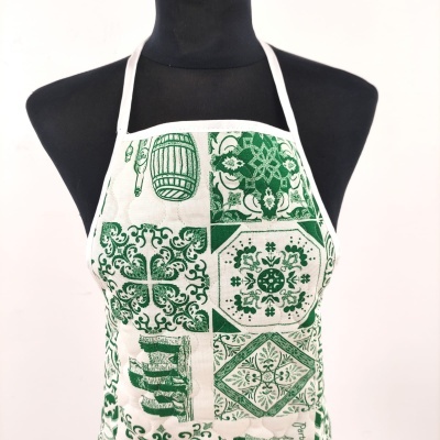 Avental com padrão de azulejos verdes e brancos num manequim preto