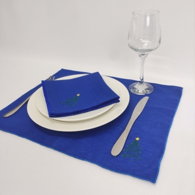 Conjunto de mesa azul com bordado de árvore de Natal e louça branca