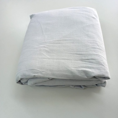 Lençol branco dobrado sobre uma superfície branca