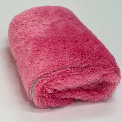 Cobertor felpudo rosa enrolado