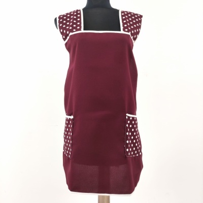 Vestido bordô com bolinhas brancas e bolsos em manequim