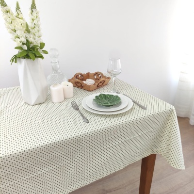 Mesa de madeira com toalha padrão e arranjo floral branco