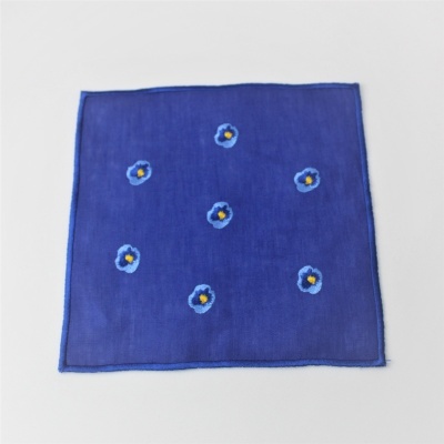 Lenço quadrado azul com flores bordadas.