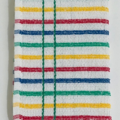 Pano de cozinha branco com riscas coloridas horizontais e verticais.