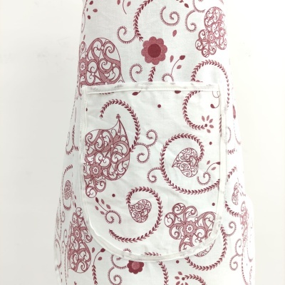 Avental branco com padrão vermelho de corações e flores e bolso frontal arredondado