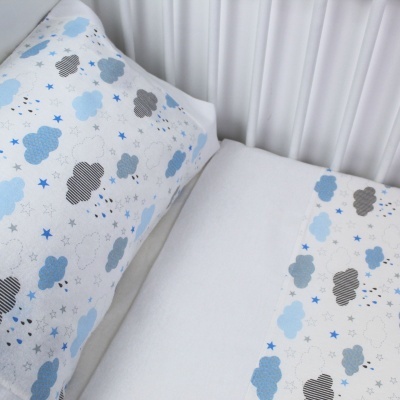 Capa de almofada e lençol com padrão de nuvens e estrelas azul e cinza