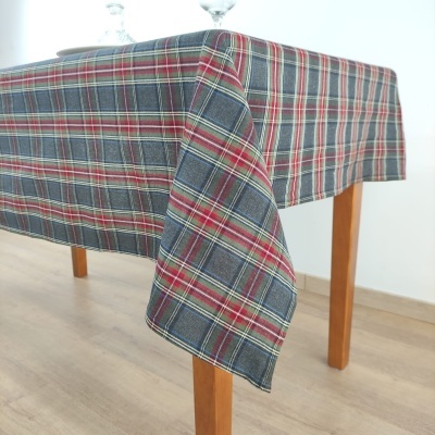 Toalha de mesa xadrez colorida sobre mesa de madeira clara