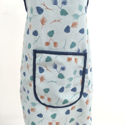 Avental com padrão de folhas e bolso frontal com contorno azul escuro