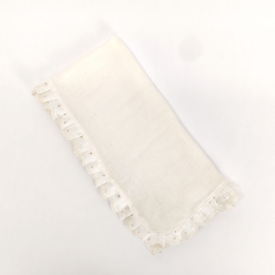Guardanapo branco com borda em renda delicada