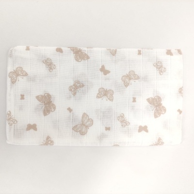 Manta ou toalha branca com padrão de borboletas castanhas claras