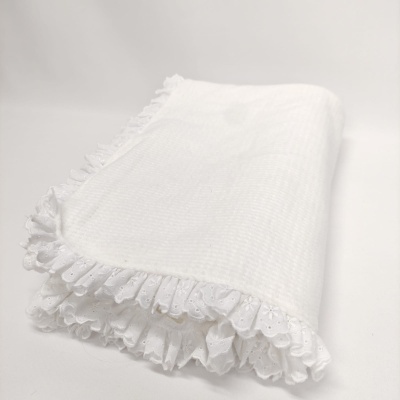 Toalha branca com renda de babados