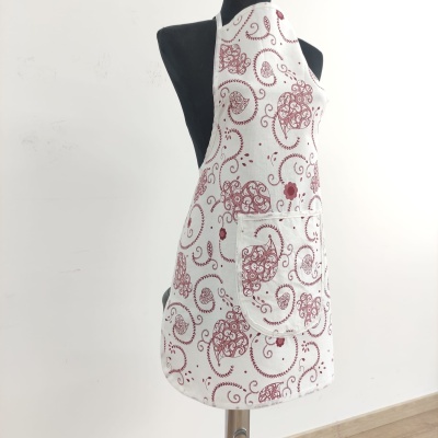 Avental branco com padrão vermelho em manequim preto