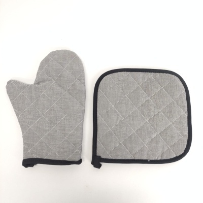 Luvas e suporte de cozinha cinza com padrão em losangos e acabamento preto