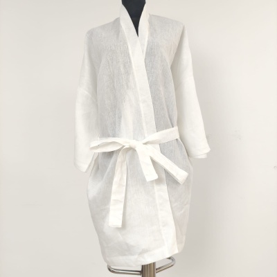 Robe branco leve com cinto num manequim