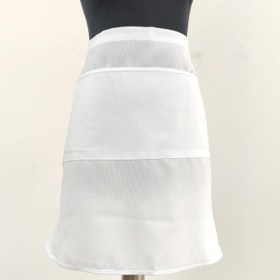 Saia branca com painéis em tecido transparente apresentada num manequim com top preto