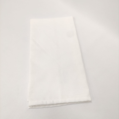 Toalha ou guardanapo de tecido branco dobrado