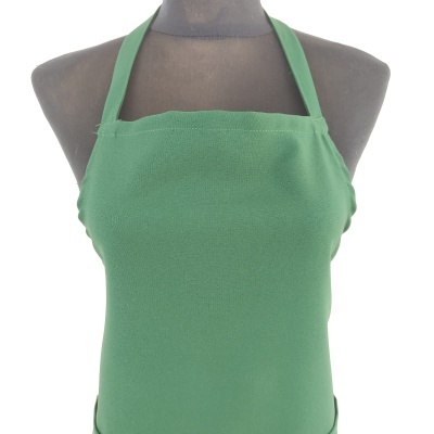 Avental verde num manequim cinza escuro