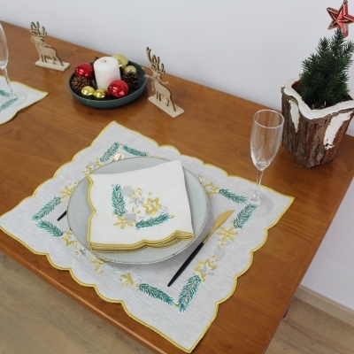 Jogo americano e guardanapo natalício com bordados, e decoração de mesa com prato e copo