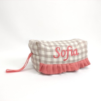 Estojo de tecido xadrez cinza e branco com nome bordado 'Sofia' e folho vermelho