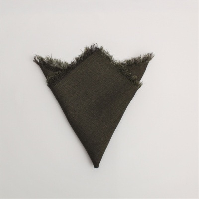 Lenço castanho escuro dobrado com franjas nas bordas