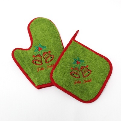 Luva e pegador de cozinha verdes com bordas vermelhas e bordado de sinos e texto 'Feliz Natal'