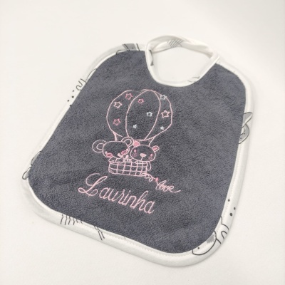 Babete infantil cinza com bordado de balão e ursos e nome Laurinha